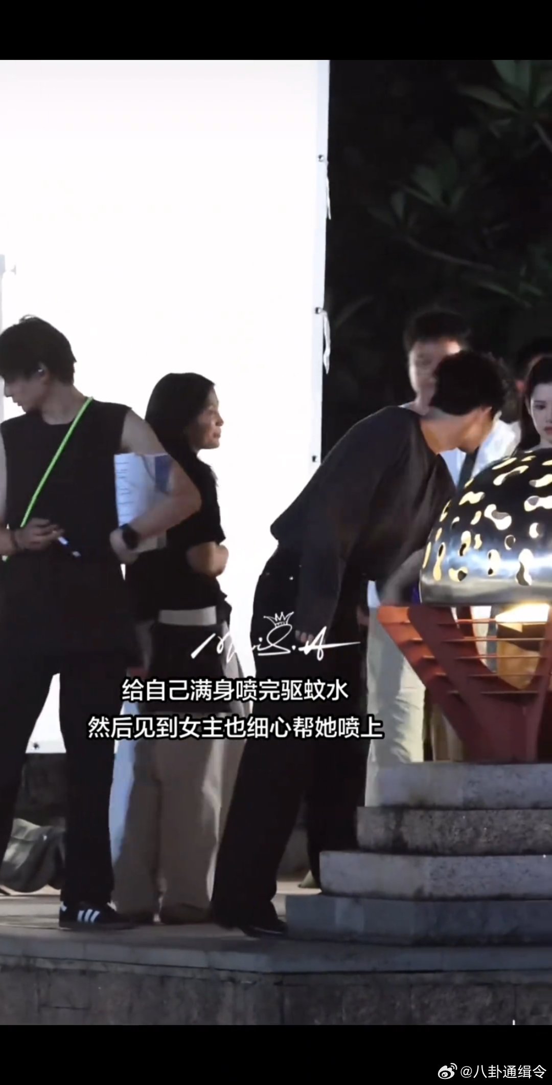李现李现给张婧仪喷驱蚊水李现主动给张婧仪喷驱蚊水 李现本身就是一个很好很好的人，