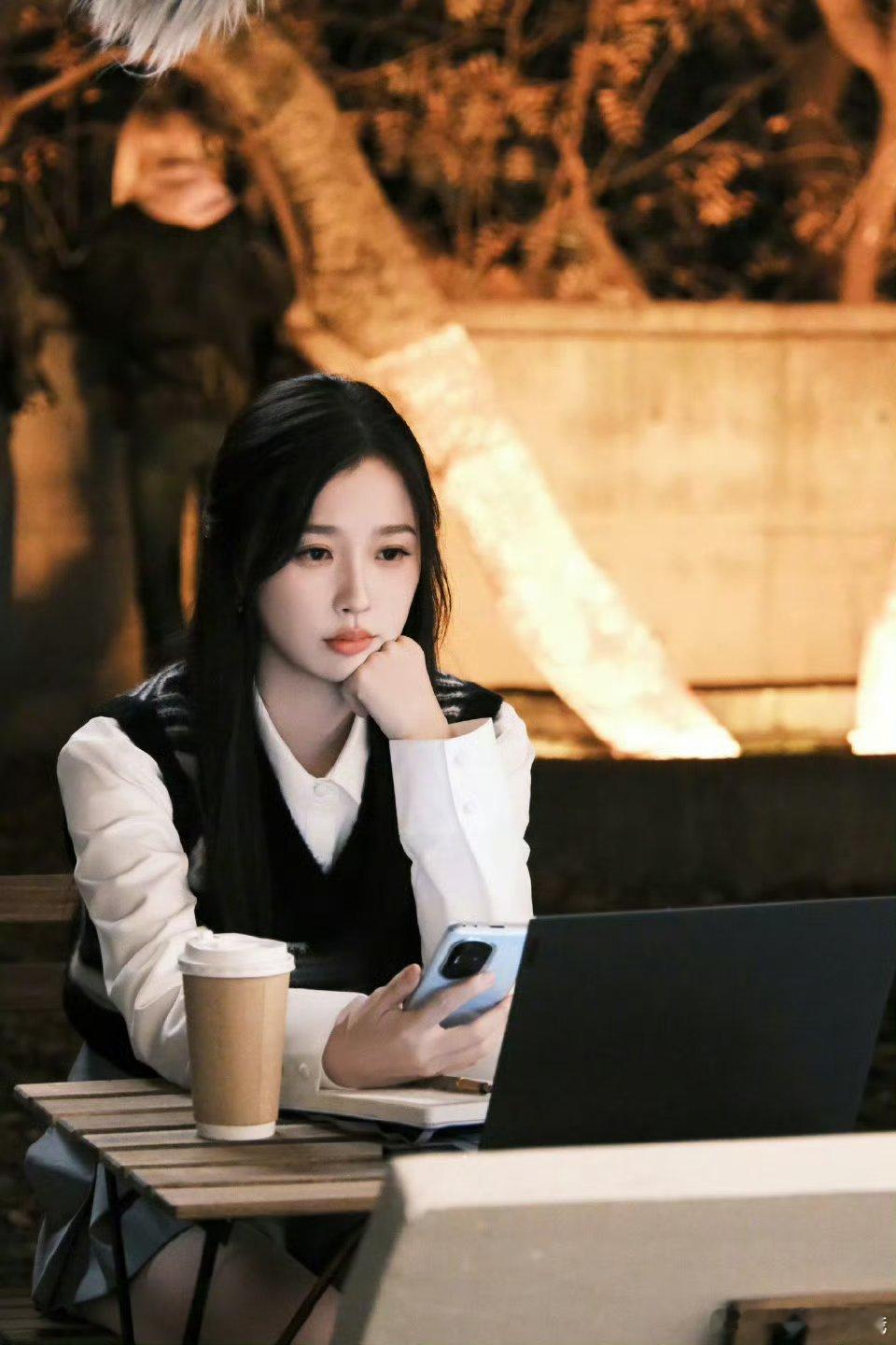 虞书欣饭撒上班路上很有活力很会饭撒很宠粉的小女孩一枚啊，期待云初令主母大人