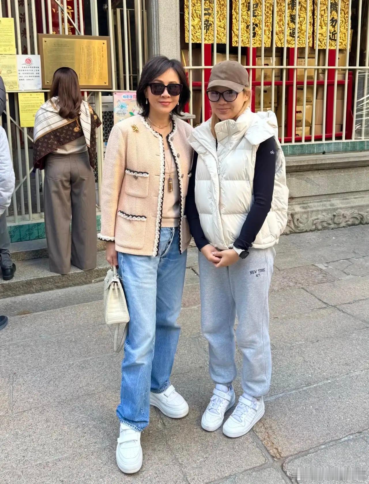 刘嘉玲前往香港文武庙上香祈福，她拎着名牌包，穿着价值12万人民币的外套，脖子上挂