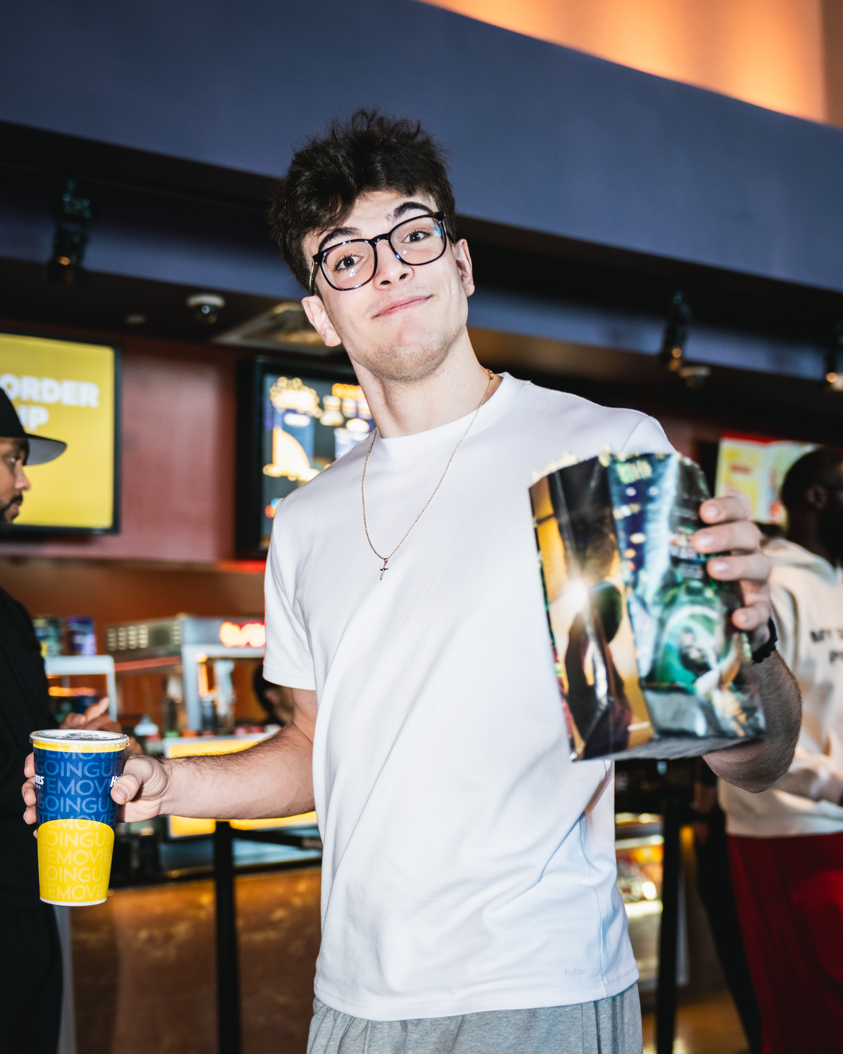 【团建时刻】杰伦-布朗和豪瑟在俄克拉荷马城的休息日举办了一场电影之夜 🍿📽️