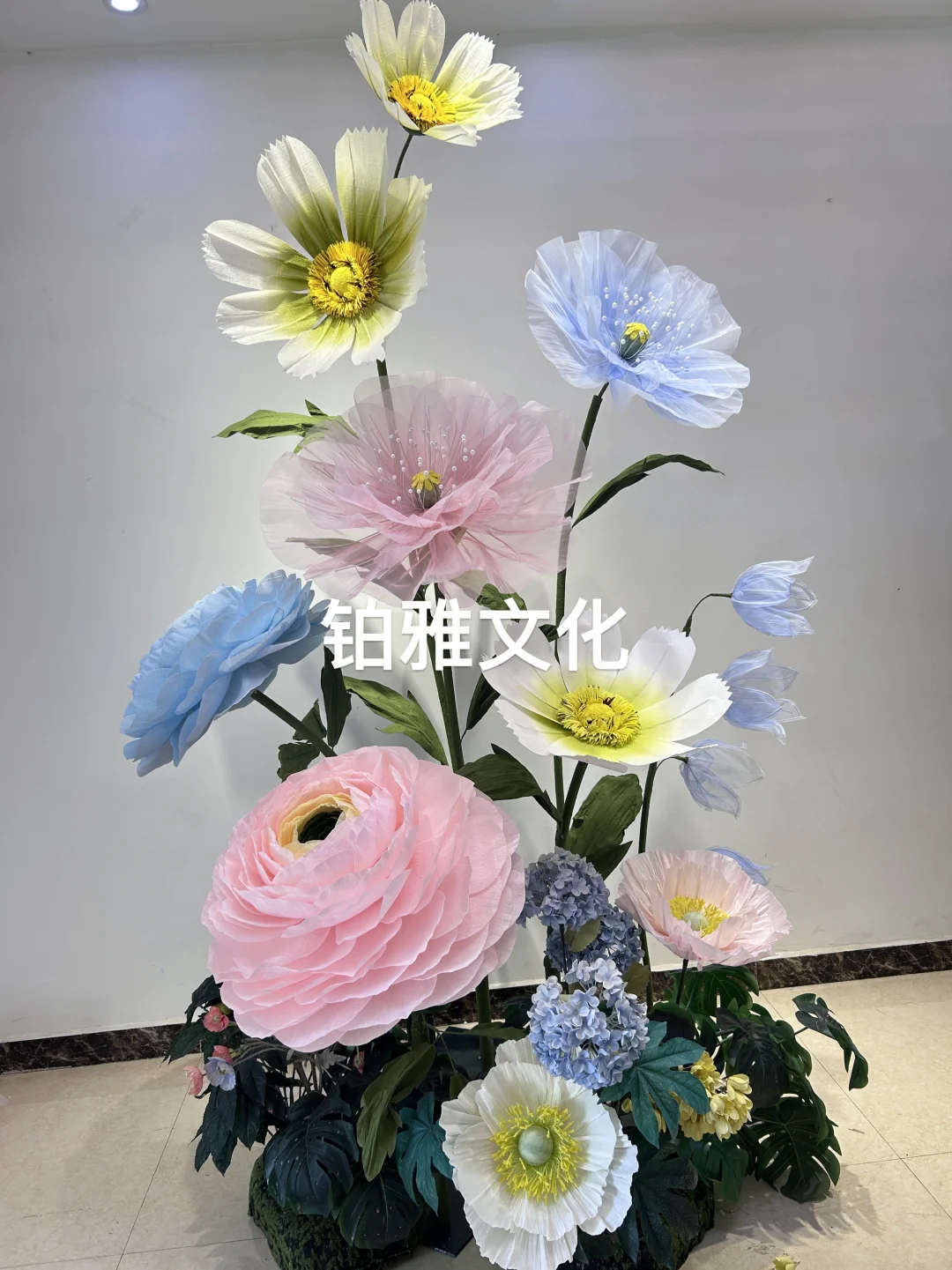 皱纹纸与真丝网纱花的组合布置