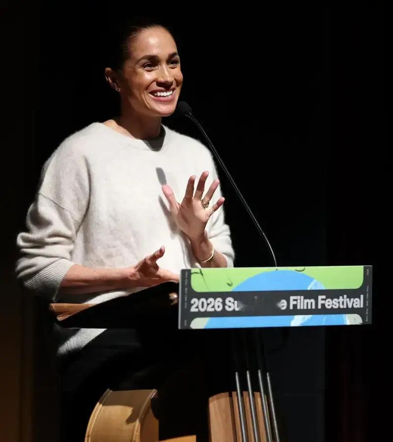 梅根在圣丹斯电影节开讲，台下座无虚席。

她穿一身米色西装，没戴王冠，也没提王室