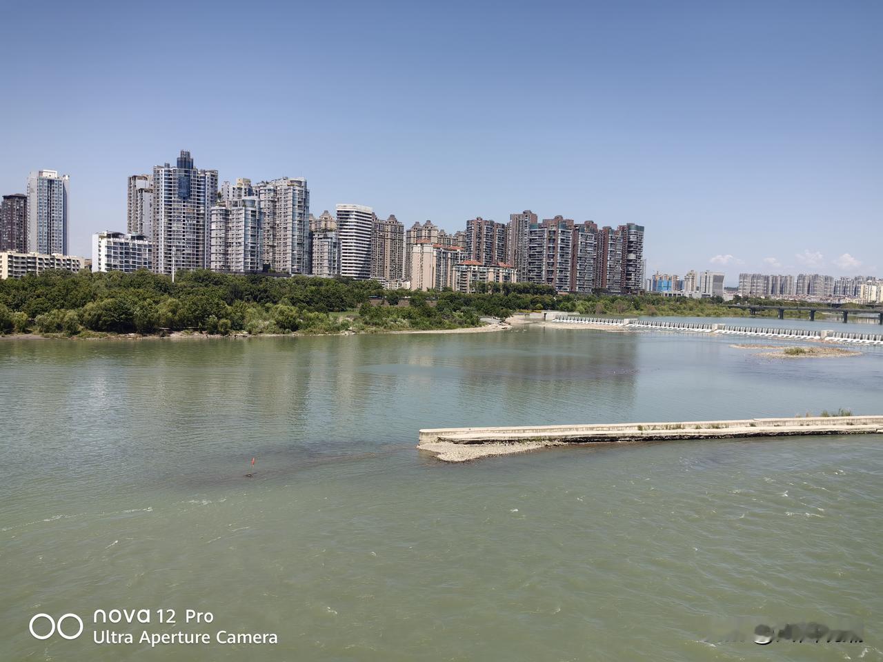 绵阳多地发布高温红色预警 本轮高温并非“秋老虎”
 
 8月13日，绵阳市气象台