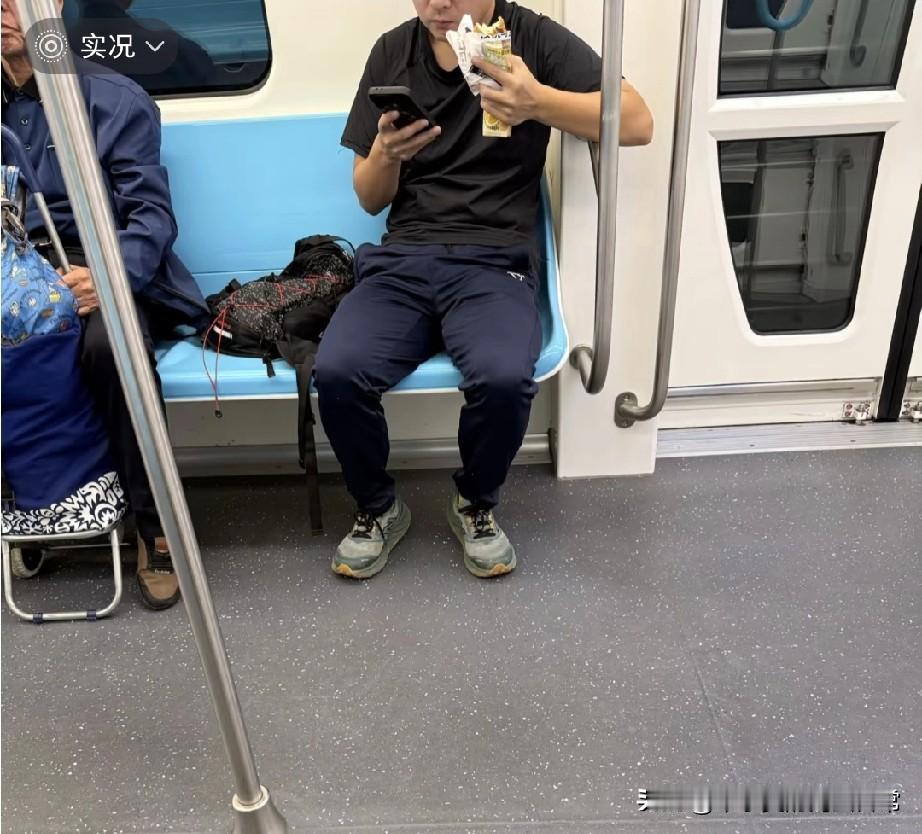 早高峰地铁遭生化攻击，榴莲奶+抖腿，这波操作谁顶得住
 
今早挤地铁直接给我整懵