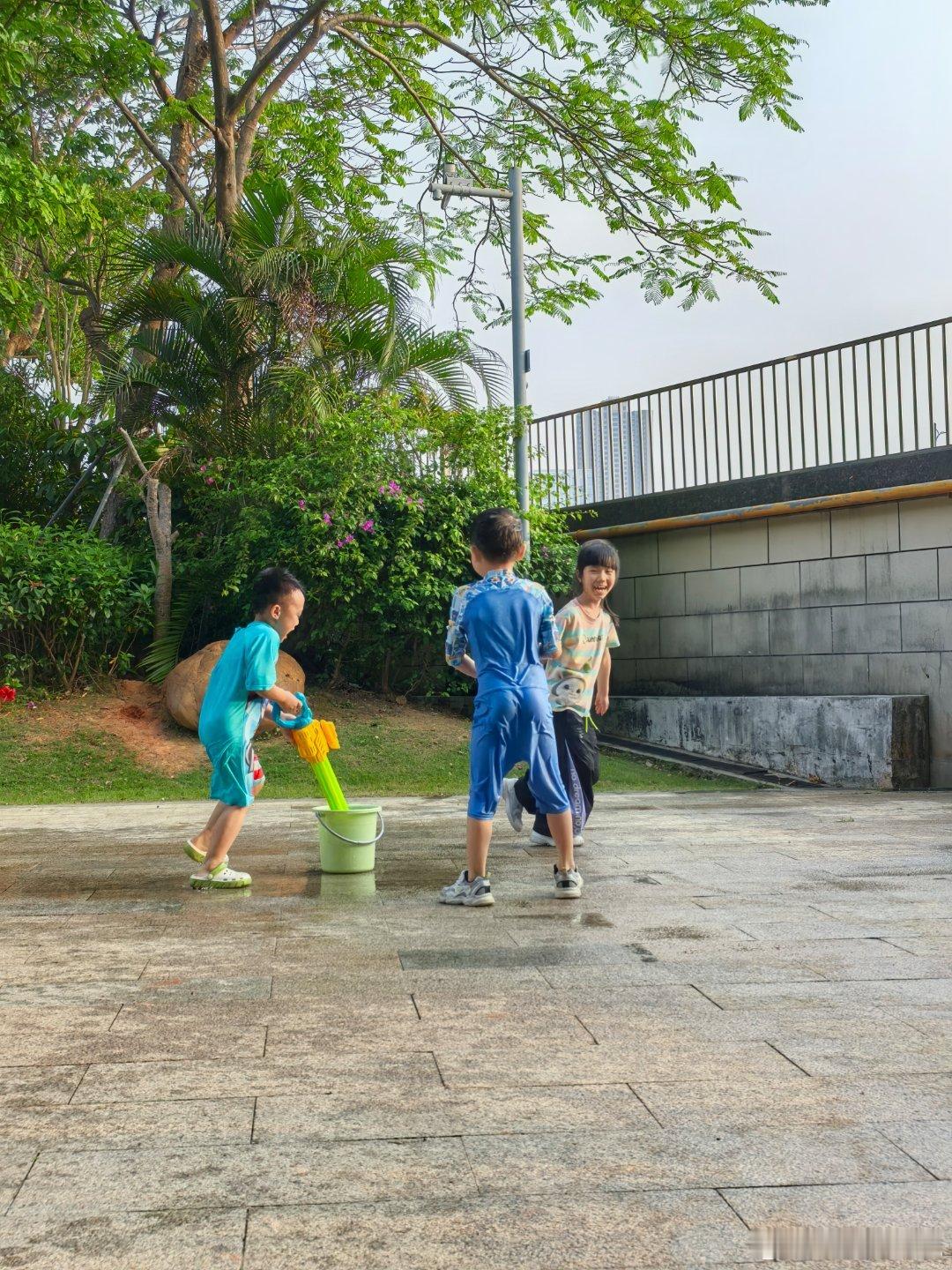 小朋友的快乐就是这么简单哥哥和同学楼下打水仗弟弟好奇围观