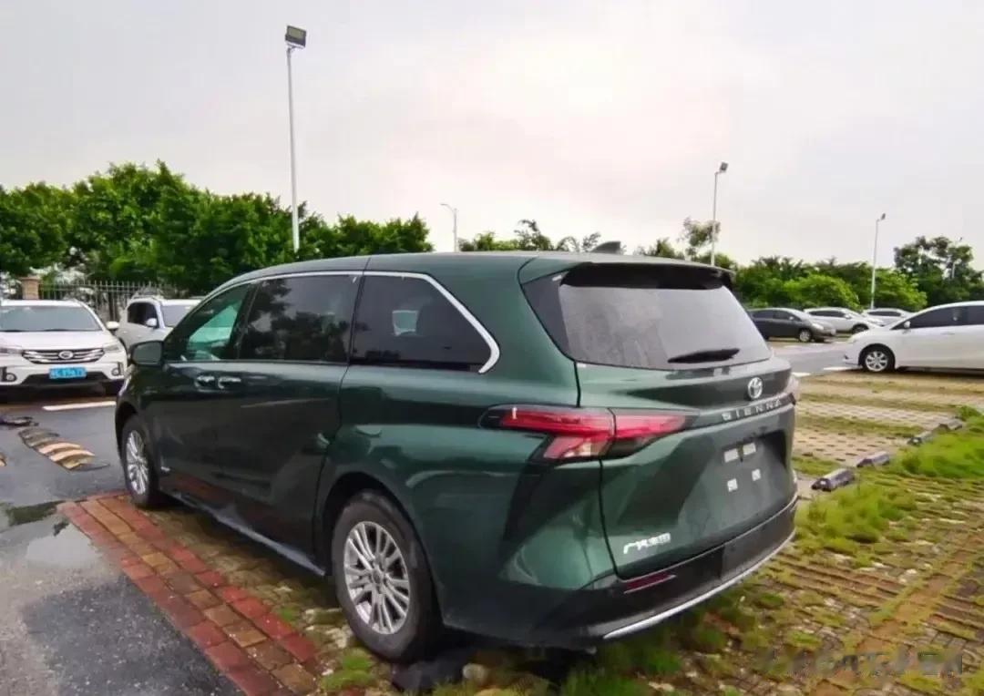 #谁才是家用MPV优选# 
赛纳配备了一系列实用的配置，满足了日常需求。不仅有先