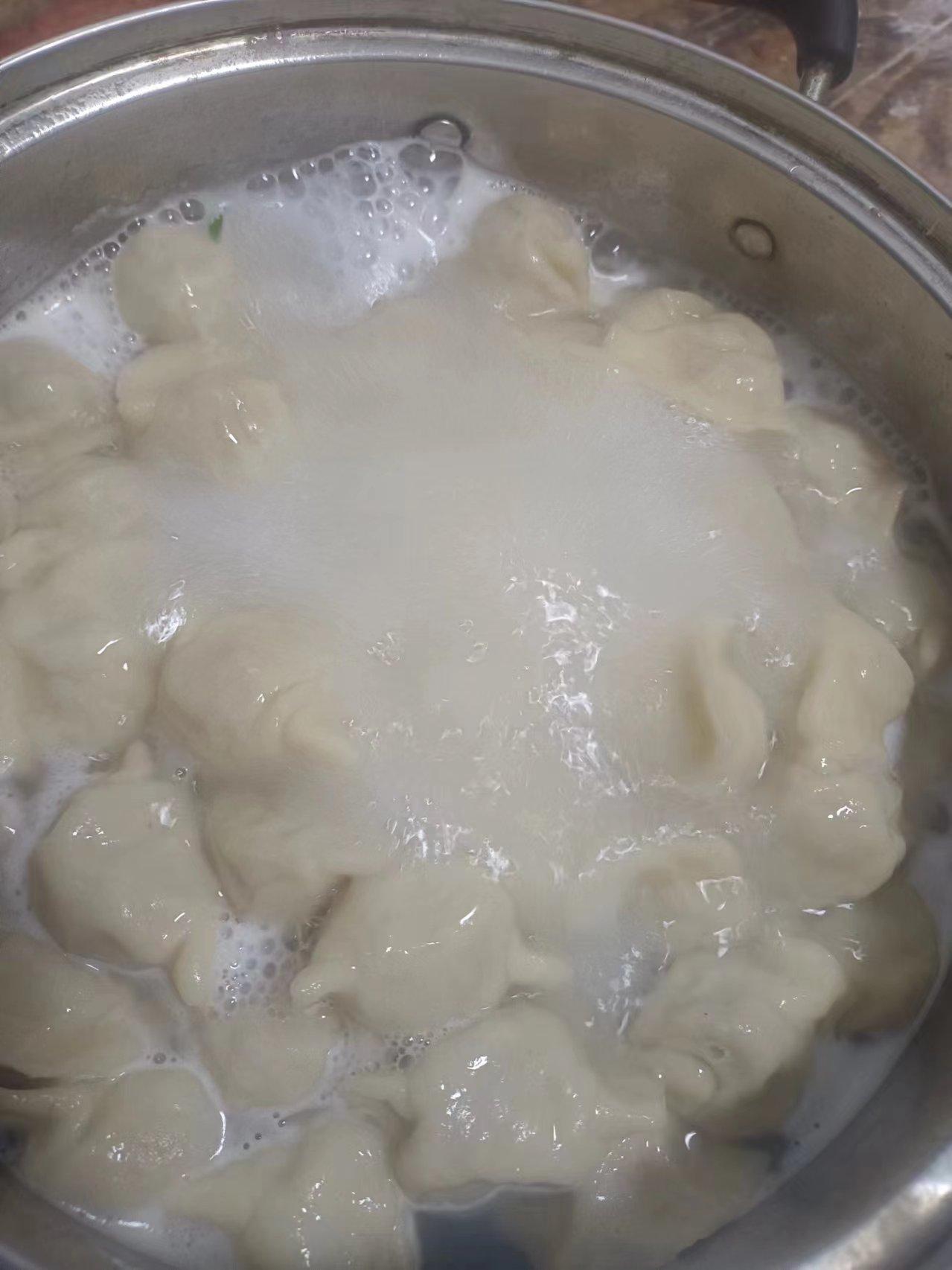 看着锅里翻滚的饺子，热气裹着麦香和肉馅的鲜气扑脸而来，这就是最踏实的年味。
 