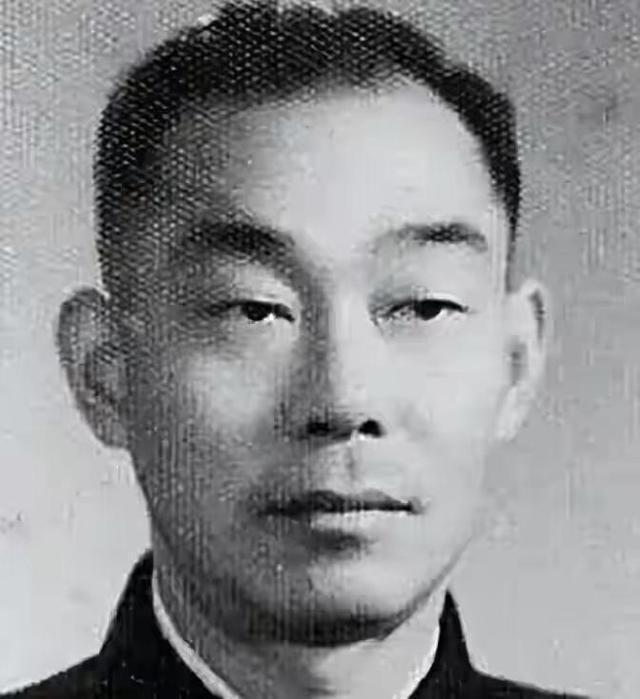 1949年上海解放，陈毅当市长，正愁找不到能镇住特务、黑帮的公安局长。陈赓笑着说