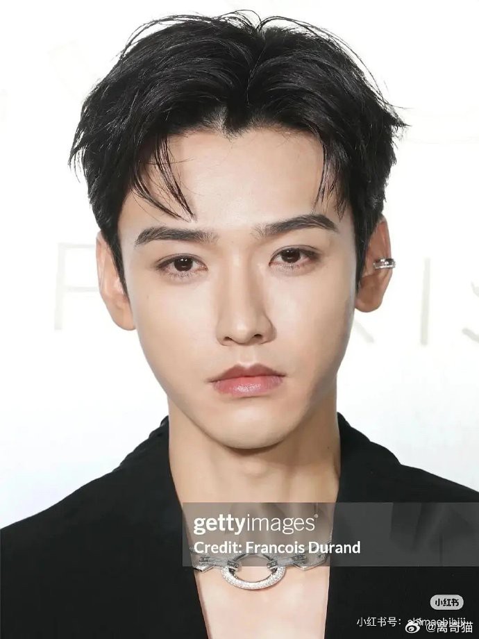 龚俊生图引热议，妆容细节成焦点。男明星画下睫毛，是时尚新尝试还是造型“小失误”？