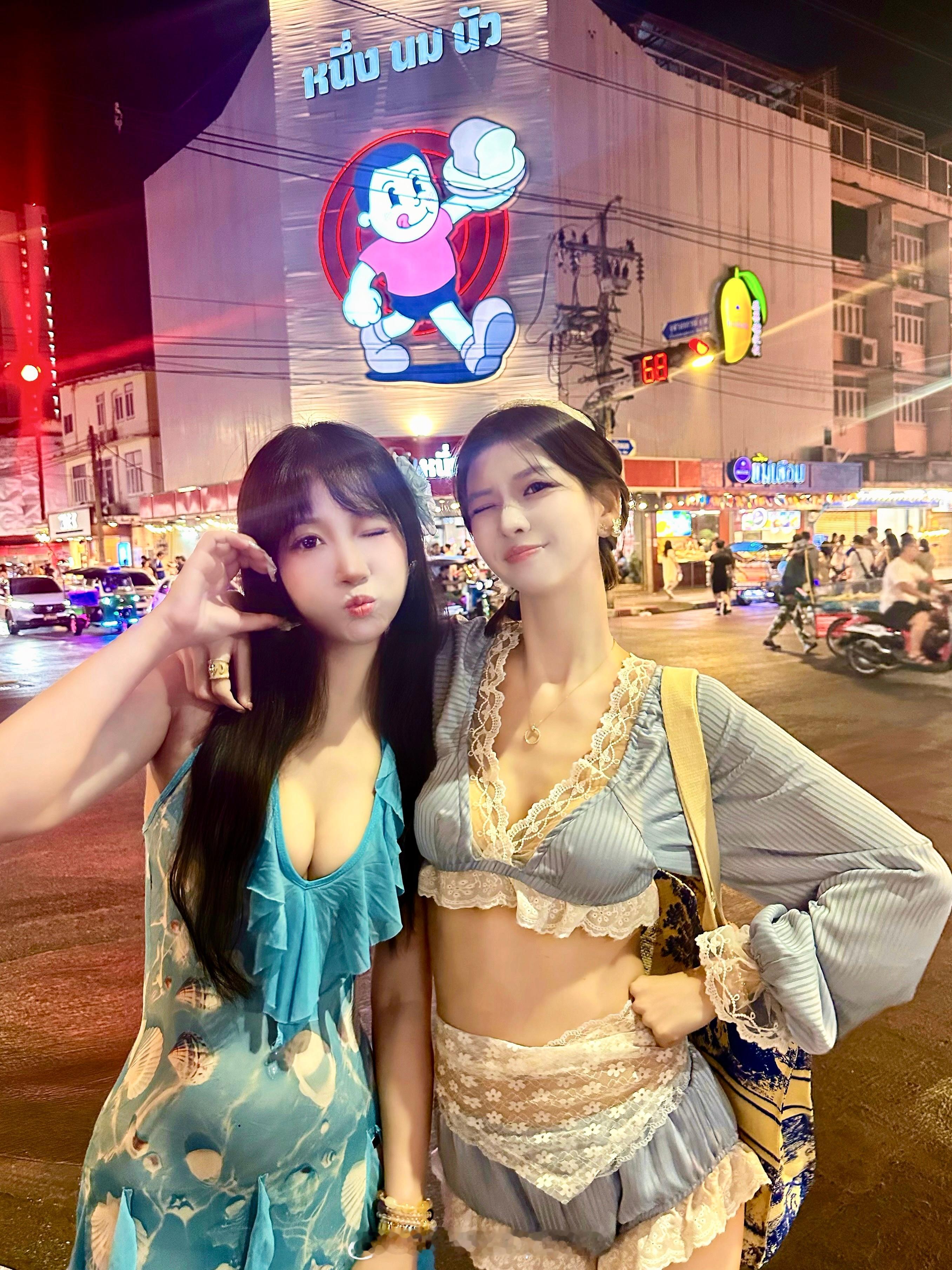 泰国旅行曼谷旅行 在曼谷的大学城附近，不得穿着装嫩一下嘛？哈哈哈哈 泰国·是隆夜