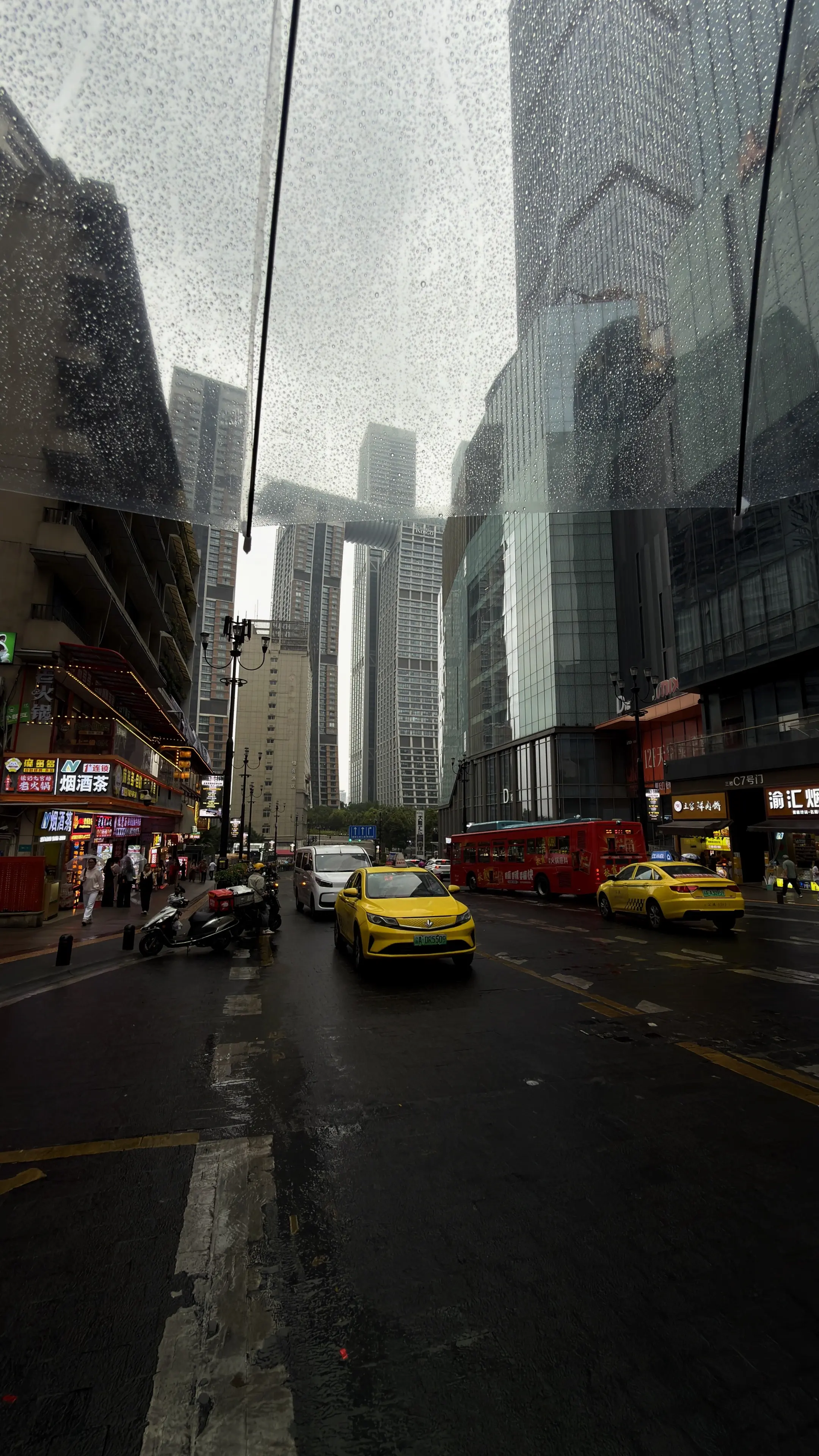 下雨时的重庆 连回忆都是潮湿的.