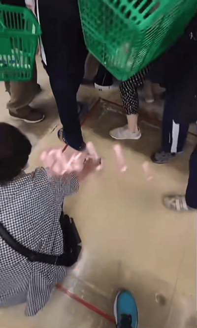 把少数有钱人的精致生活包装成整个国家的标配，然而超市里抢特价商品的日本人，像难民