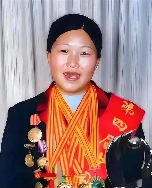 她被父亲逼着嫁给恩人的儿子，她哭闹7天，忽然放弃逃跑，终于认命，谁料，30年后，