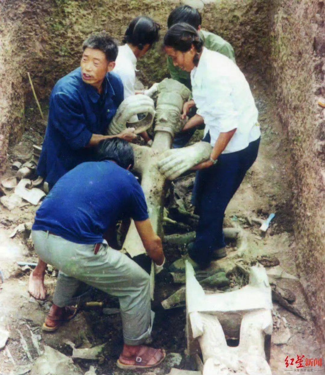 三星堆珍贵文物青铜大立人¹ 三星堆大立人手里拿的可能是一个鸟。² 因为前两年又出