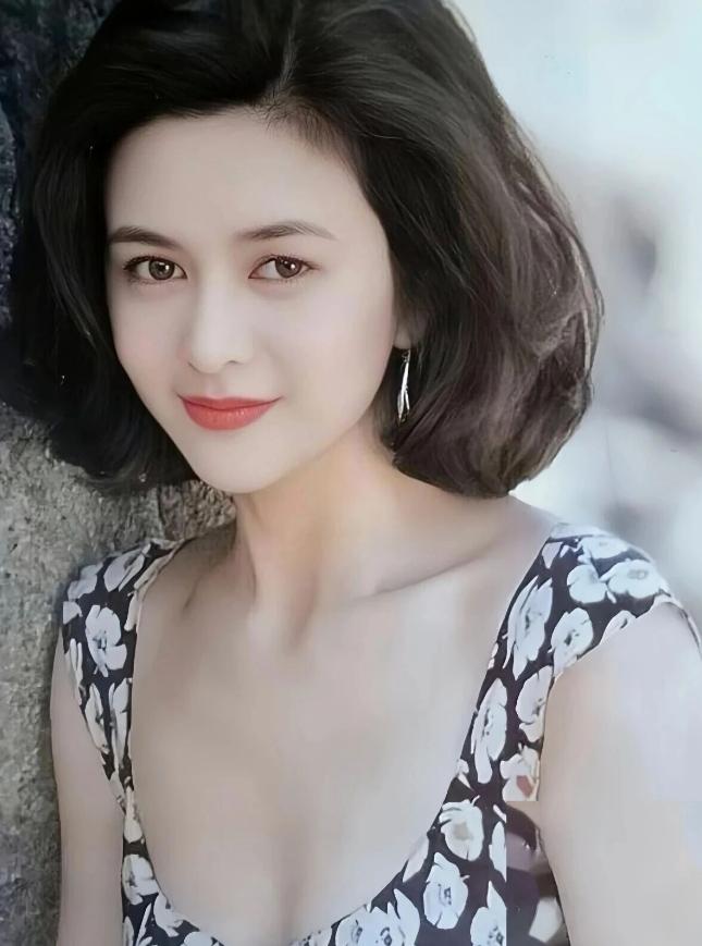 一袭碎花吊带，利落的蓬松短波波，一抹明艳红唇浅浅含笑，眉眼温润又自带撩人风情。这