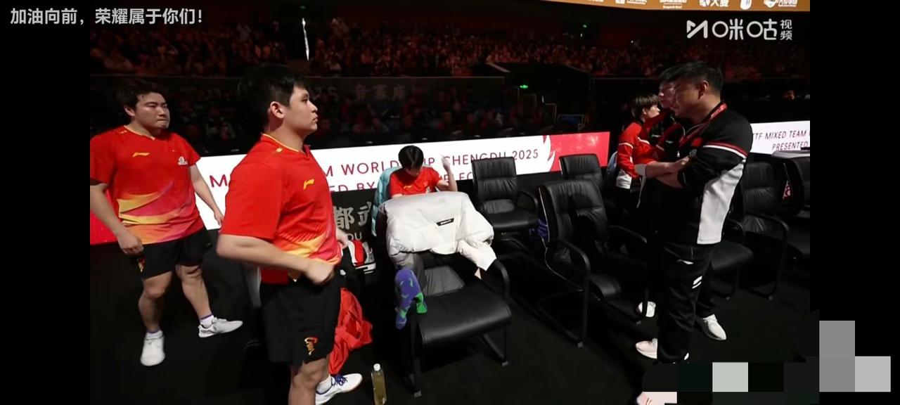 成都混团 第二阶段 梁靖崑1:2小勒布伦 眼神非常自责😥
12月4日，成都混团