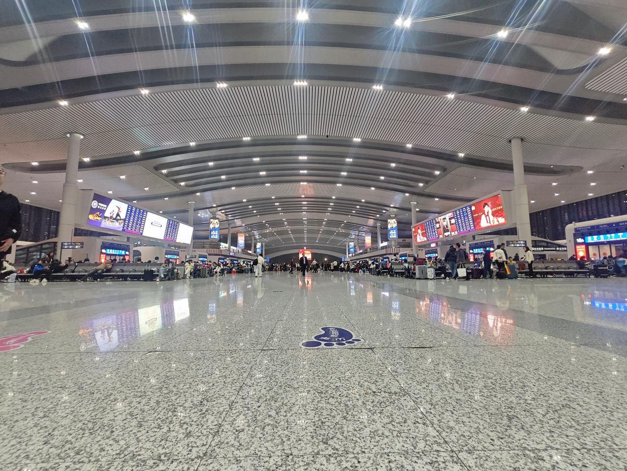 春节过后的高铁站候车大厅冷清了不少，北上南下的人流量比节假日前夕减少了许多。图为