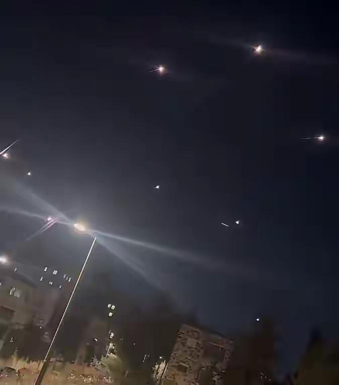 伊朗精准打击以色列国防部大楼，还威胁称要打以核反应堆