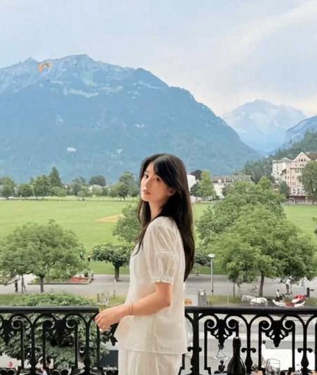 乔欣晒阿尔卑斯山旅行照引猜测，她的人生底气不止来自闺蜜。

2026年夏天，乔欣