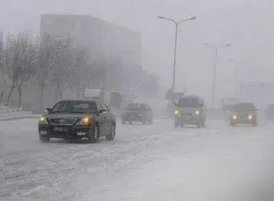 谁说电车扛不住暴雪？这次山东大雪堵车6小时，电动车主开着暖气煮泡面追剧，油车车主