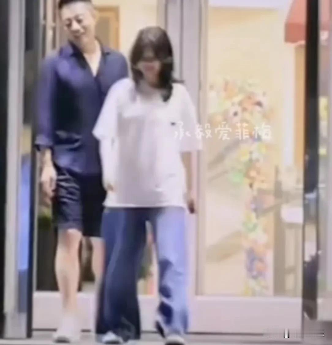 汪小菲的女儿小玥玥的变化是显而易见的，她脸上的笑容越来越多了，走起路来也是自信满