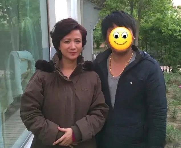 网友晒何晴生前照片，人已经消瘦，但五官依然精致，美人胚子依稀可见！没想到，手术后