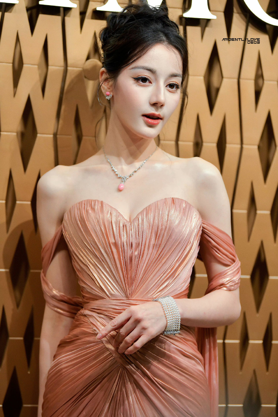 #迪丽热巴 金九# ​西域有美女，倾国又倾城！热巴这组真称的上天下绝色！[色] 