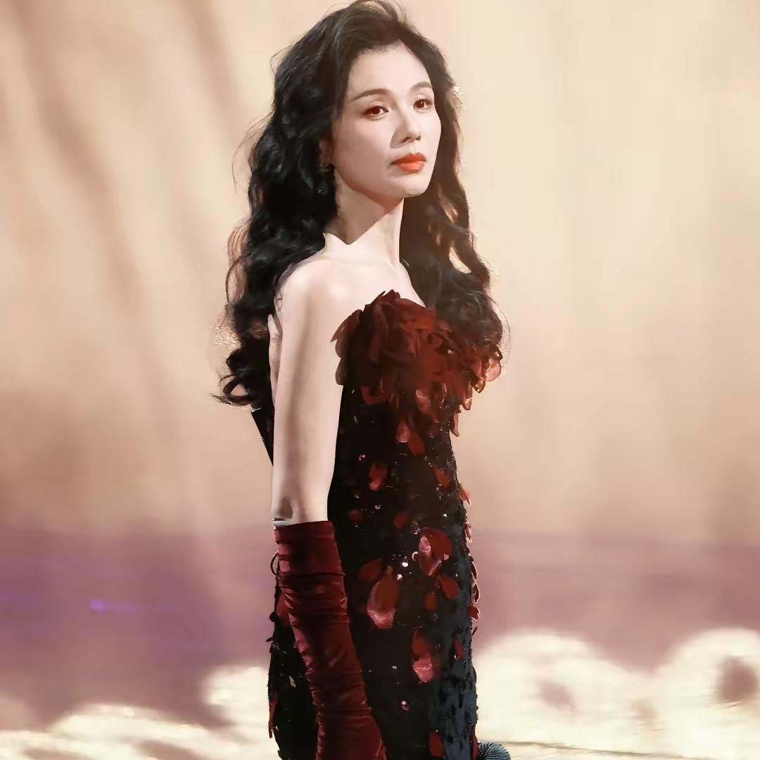 刘涛能火起来，
真不是单凭一张脸。
看完湾区晚会的表演才明白，这种松弛的氛围感，