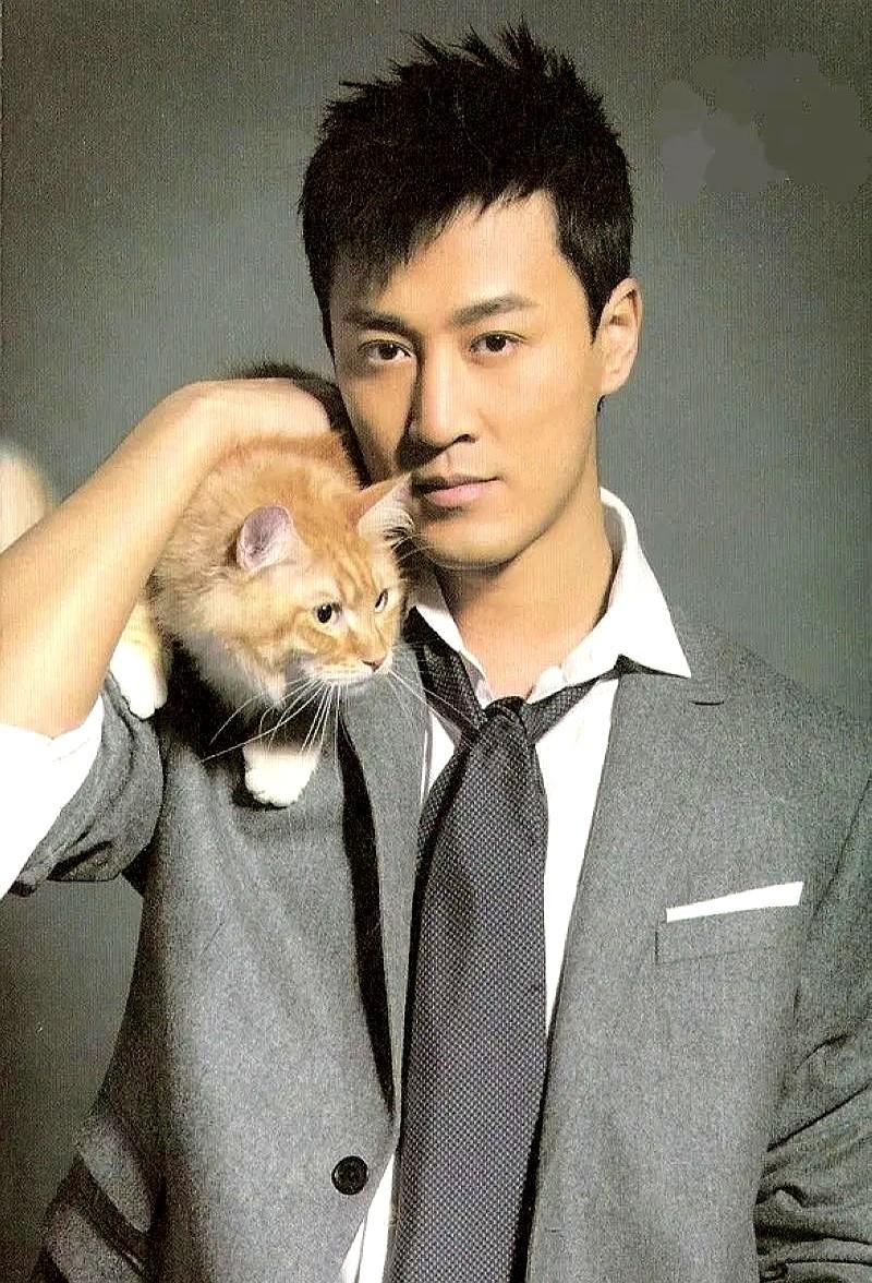 有人会觉得，娱乐圈明星像林峯这样，从TVB到内地，经历了从荧幕小生到商战、警匪题