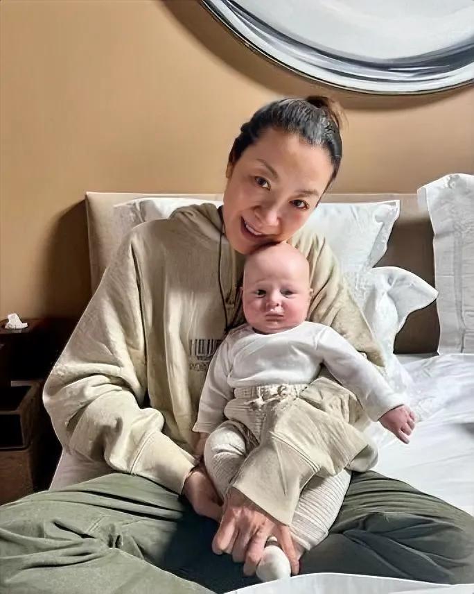 杨紫琼与让·托德结婚后直接升级当奶奶。61岁的她抱乖孙合影，幸福又温馨。