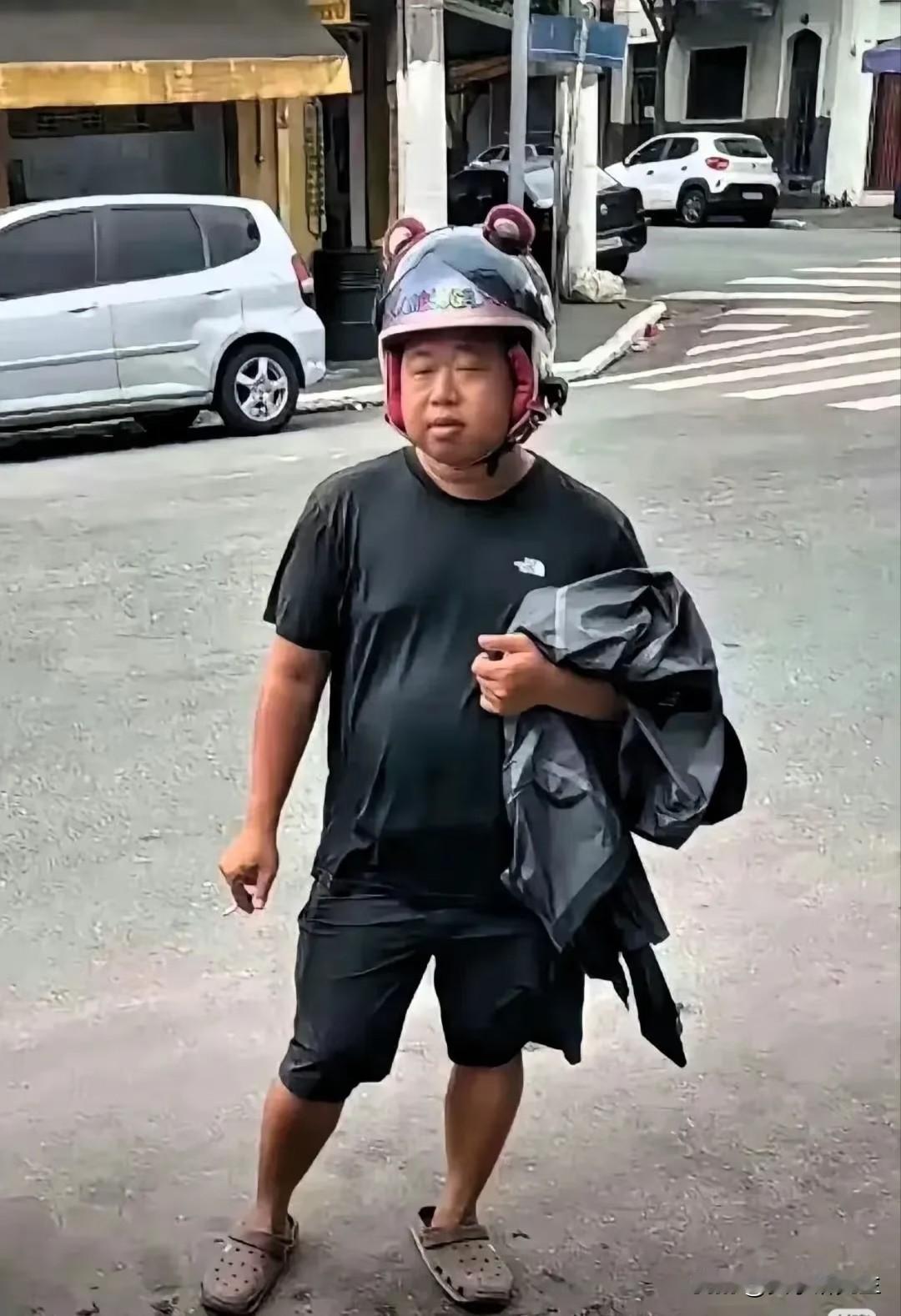 蓝战非最近有点忙。

他之前直播时说年收入能上九位数，旅行花了两百万也只是利息，