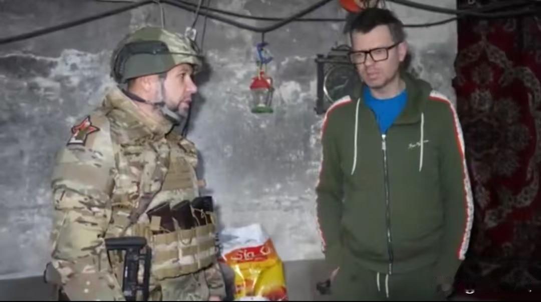 顿涅茨克领导人普希林走访新解放的乌克兰克斯，满身装备，他访问了住在地下室的民众，