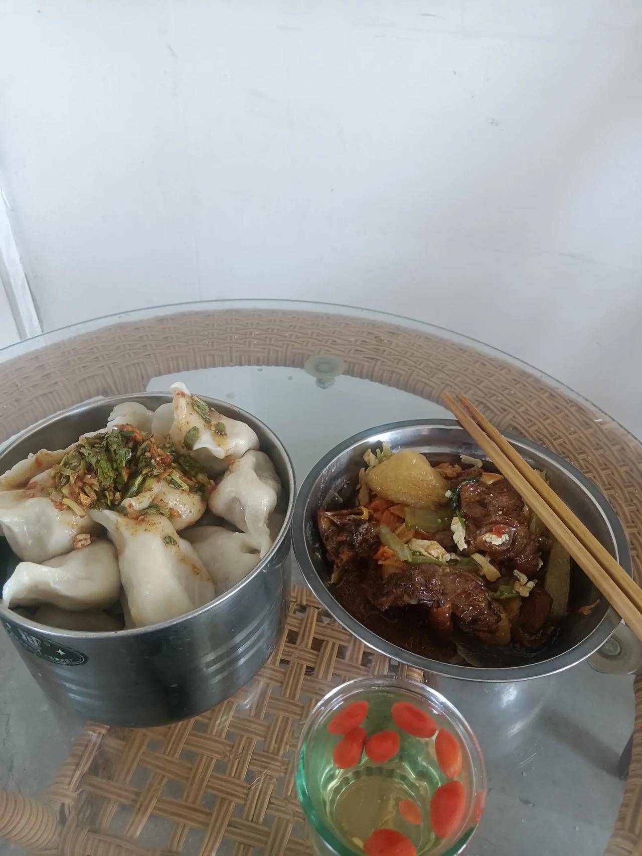 过元宵节了！
今天伙食真好，一大盘子饺子，一碗大盘鸡，倒二两老白干。美。
吃饱喝