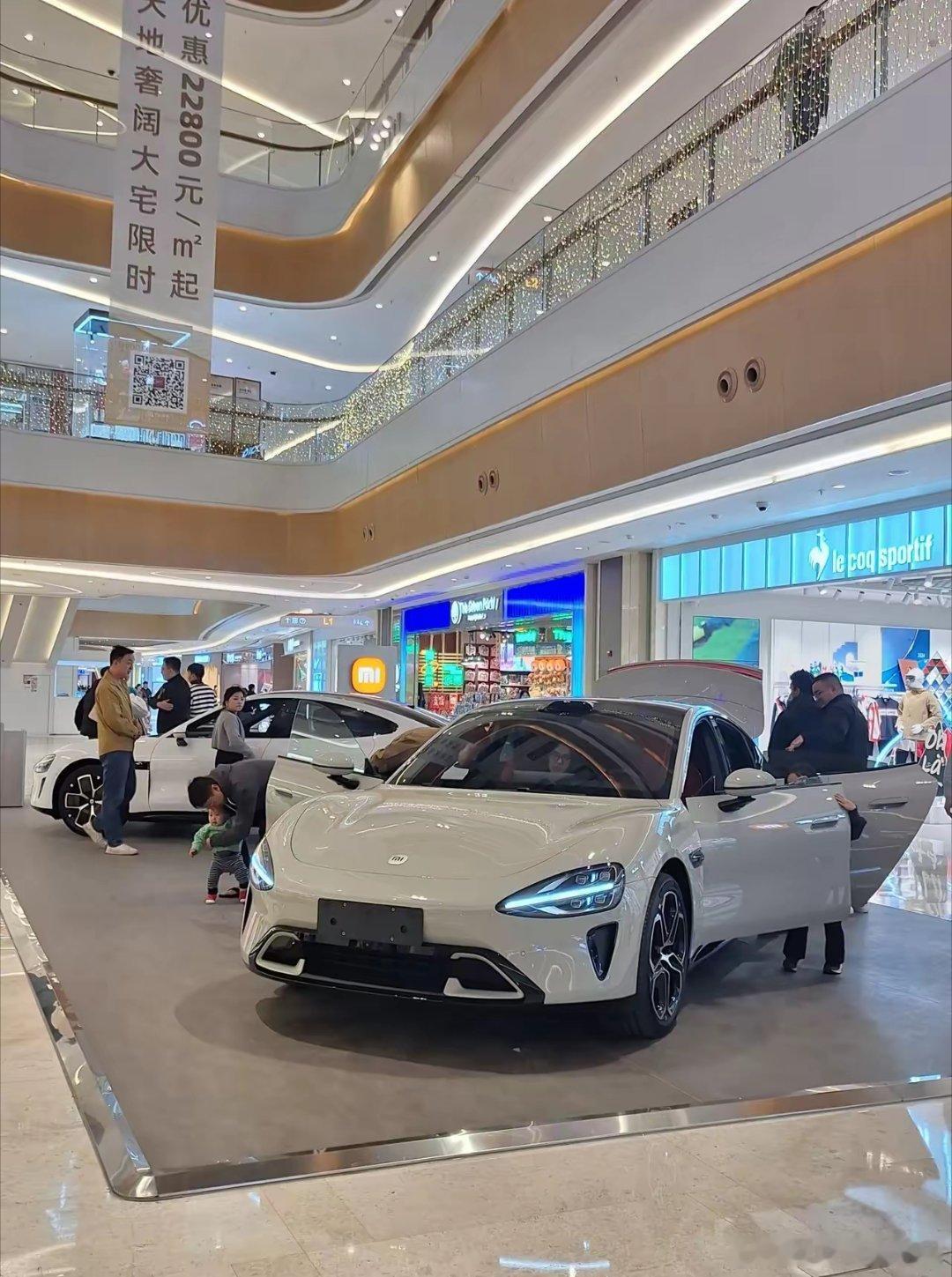 让人忍不住喜爱的小米汽车，真是超好看啊！吸引了好多人去试车，看来这款车很受欢迎呢