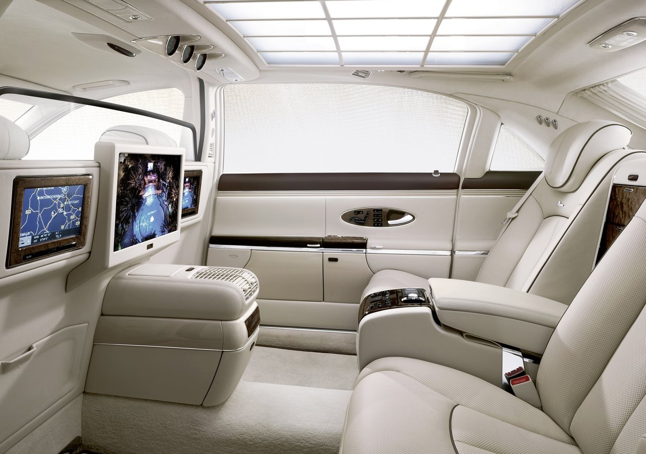 迈巴赫  2011款迈巴赫62 S（W240长轴高性能版），属于迈巴赫品牌停产前