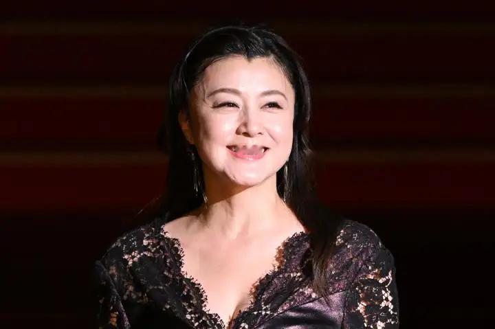 她是日本很出名女演员，曾经来香港和郭富城拍过一部电影，她今年都已经53岁，看起来