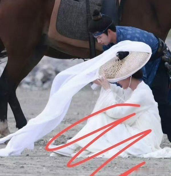 孟子义拍戏摔了，迅速调整好状态就马上重拍了，这段好美好美，神图的背后是忍痛含下的
