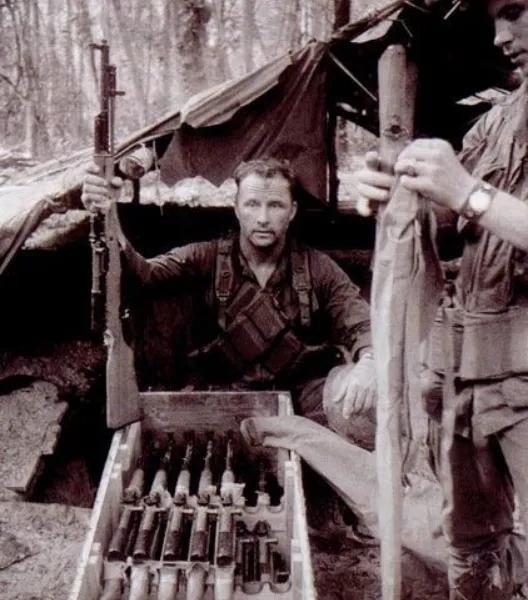 1968年，一个北越士兵端起中国造“56式”步枪，只见他瞄准了一个美国兵，当他扣