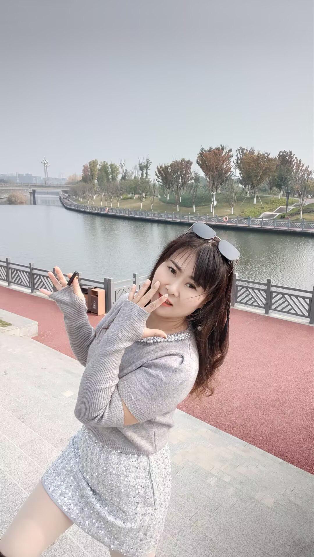 天冷了，喜欢我的人要多穿点，注意保暖哦，不喜欢我的人就不用穿了，反正也...