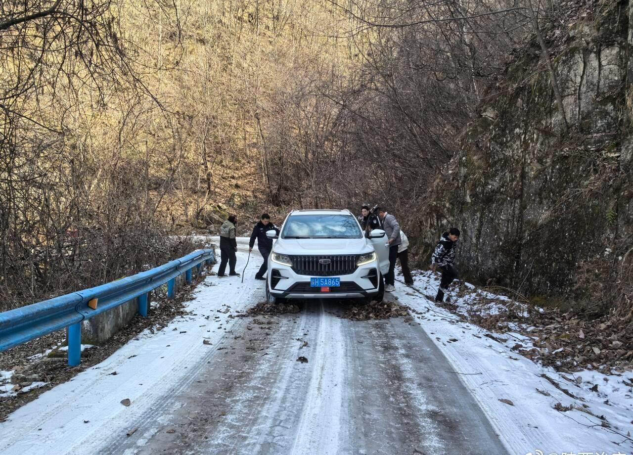 【冰雪路上伸援手 暖心救助外地游客】 近日，安康宁陕县公安局广货街派出所民警开展