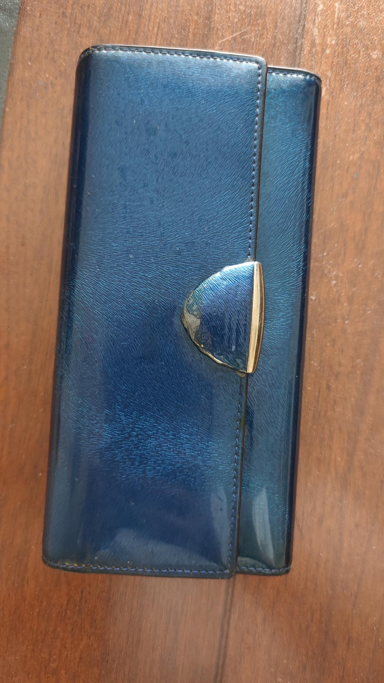今天整理房间，居然翻出了二十多年前的老钱包。老公让我扔了。想到当年这个钱包都要上