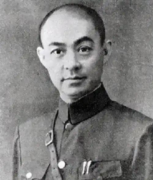 张自忠战死时，身边的随从马孝堂被日军一刀砍中脖子。锋利的日军军刀划破皮肉，伤口深