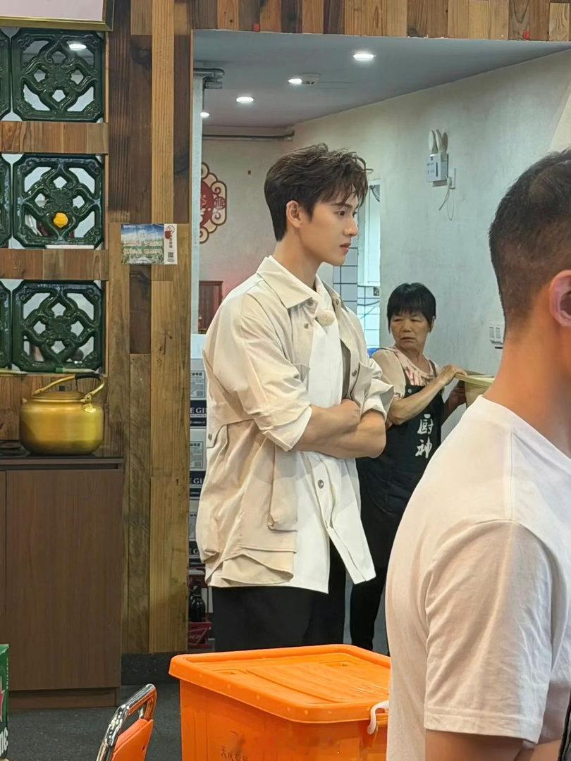 李昀锐弹射下车李昀锐把自己弹射下车小林专属弹射下车名场面来袭，动作干脆利落超有范