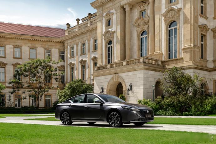 东风日产×华为乾崑这波跨界太会玩了[流鼻血]全球首款鸿蒙座舱燃油车炸场亮相，鸿蒙