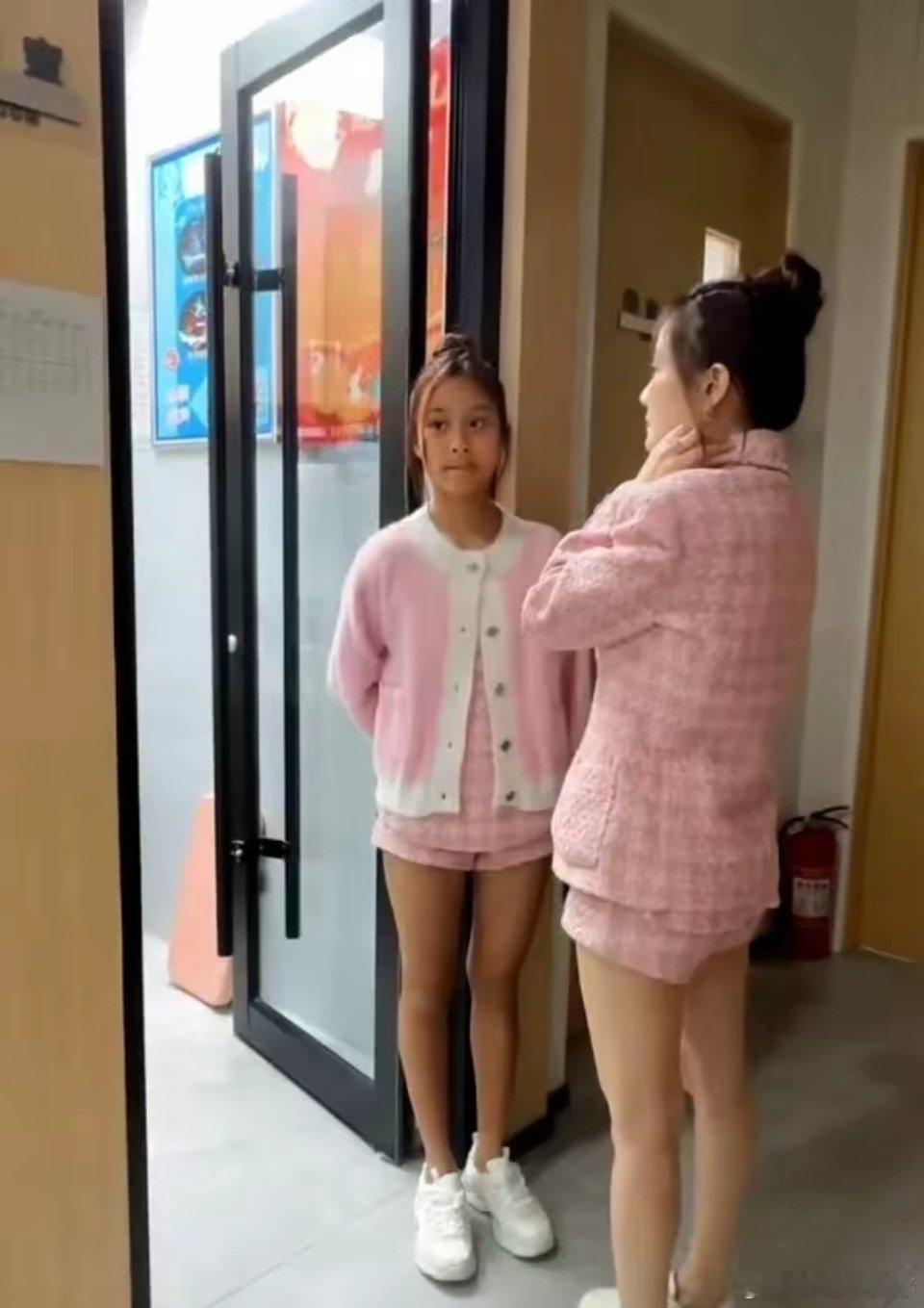 #甜馨一家救助被碾压的流浪猫#回家的路上，遇到一只受伤的猫，甜馨看到小猫受伤的样