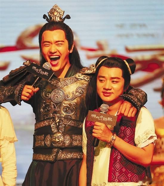 高云翔知道自己笑得这么开心么？手搭王祖蓝肩膀的他笑得好夸张，不过人帅怎样都好看。