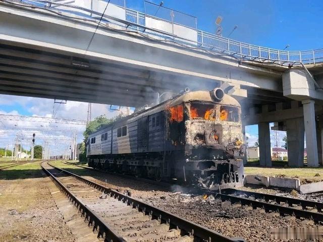 哈尔科夫州乌克兰铁路机车被俄军打爆。 