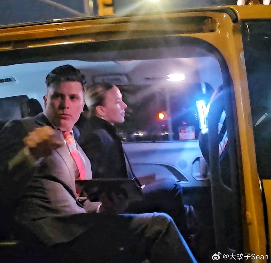 Scarlett Johansson斯嘉丽约翰逊和老公Colin Jost在纽约