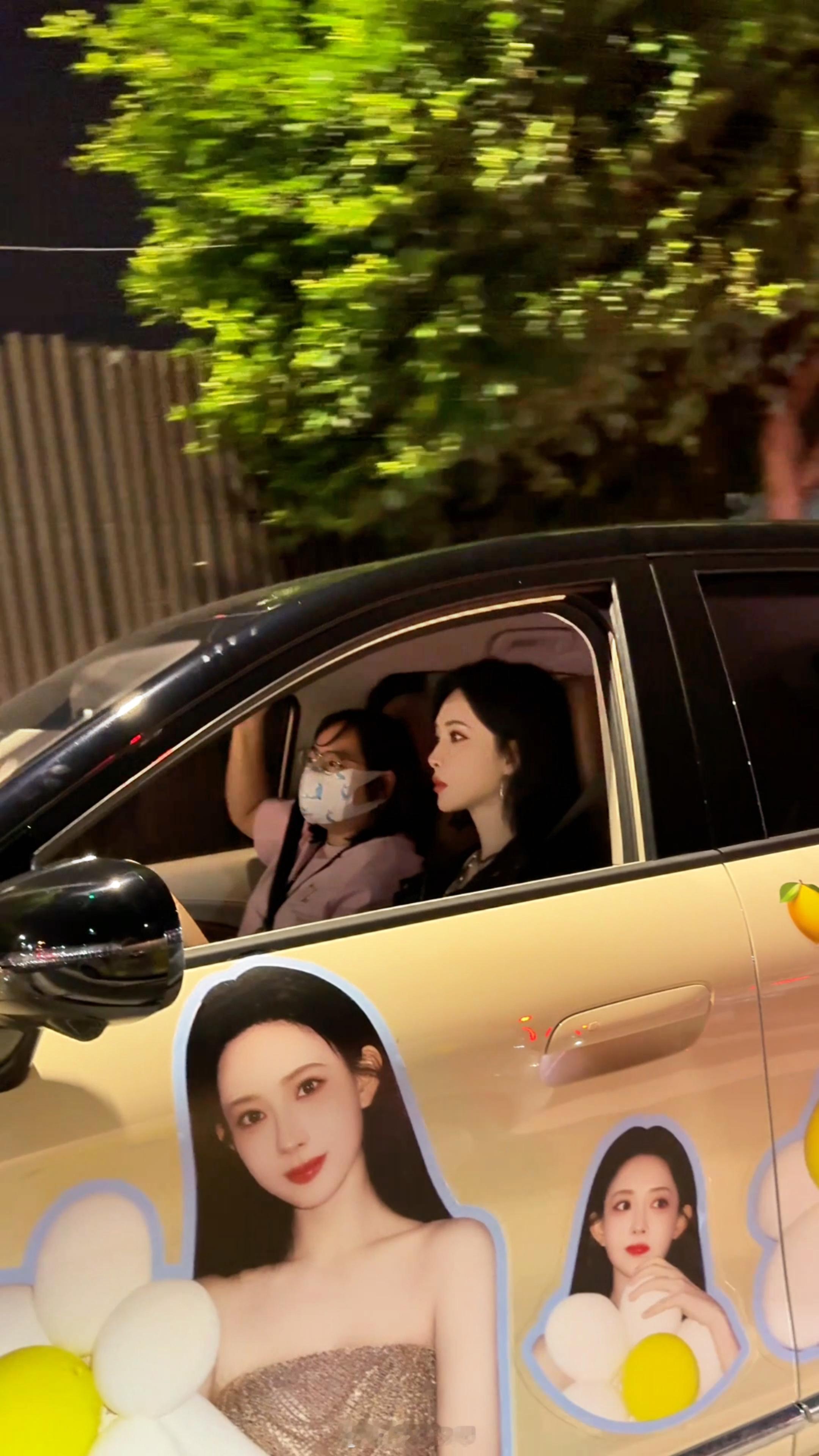 孟子义开表情包痛车打卡重庆🚘别具一格的出行画面，孟子义驾驶表情包痛车现身重庆，