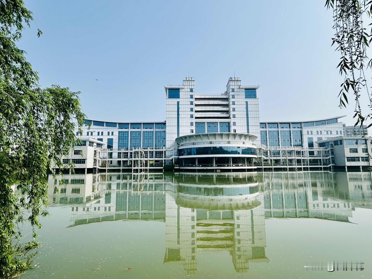 静谧湖面倒映着别样美景（随手拍）。许久未曾前往对面的大学，今日上午恰好有空，踏入